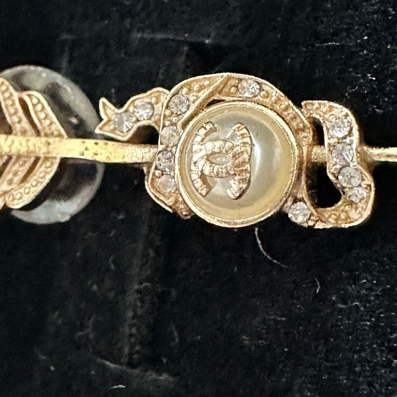 Chanel Ear Climber Arrow Earring with crystals - Picture 7 of 9